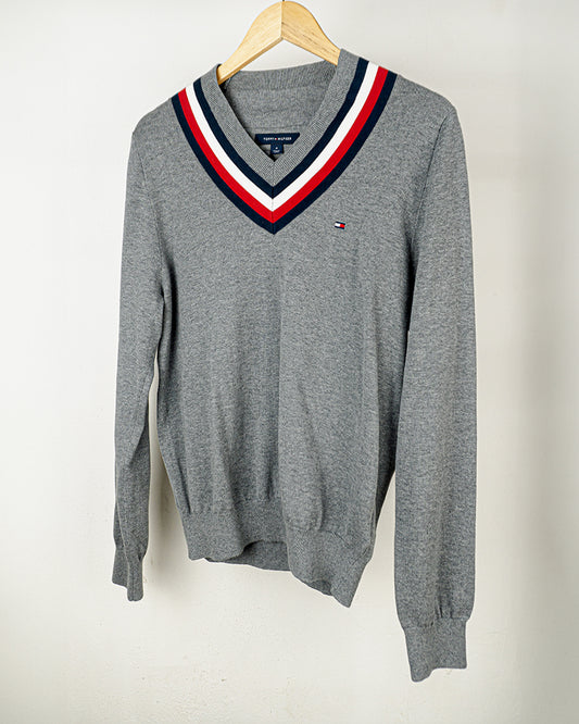 Suéter Tommy Hilfiger, gris con detalles en el cuello.