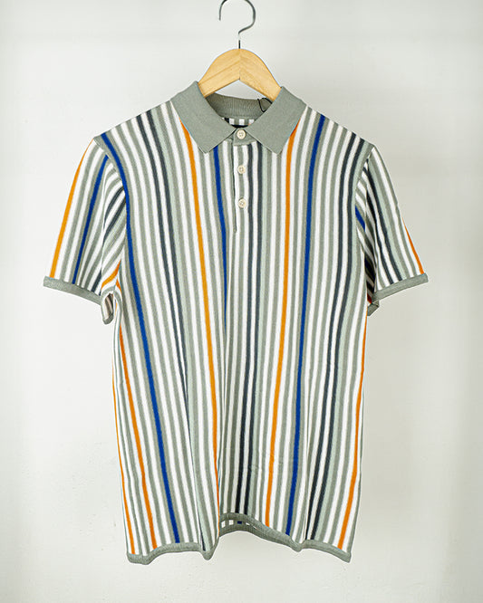 Tipo Polo Perry Ellis, con lineas multicolor.