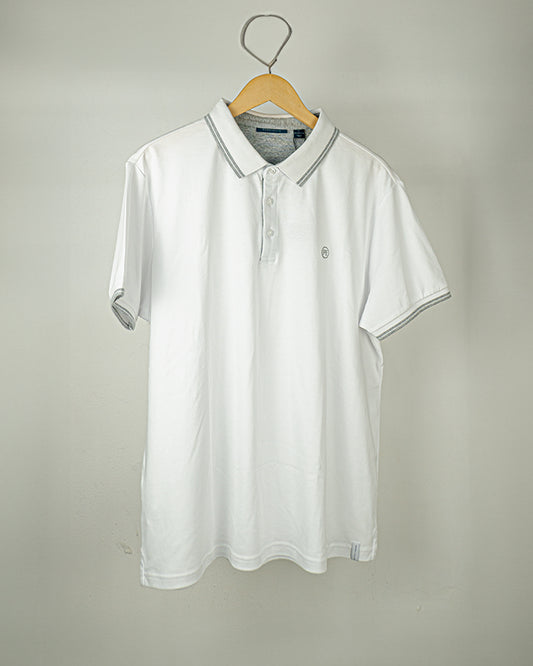 Tipo polo Perry Ellis, blanco con detalle gris en el cuello y mangas.